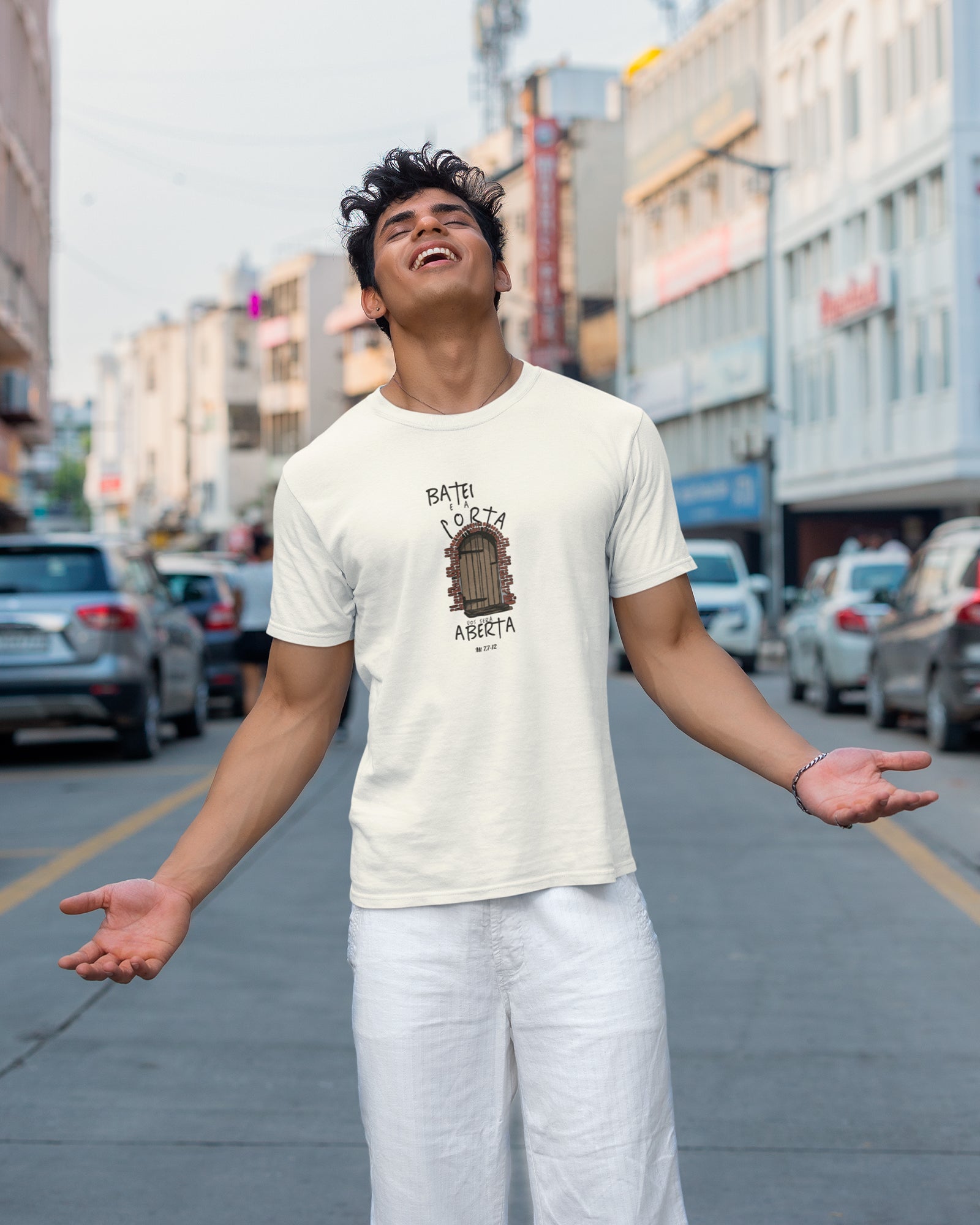 Camiseta de Algodão Batei E A Porta Vos Será Aberta