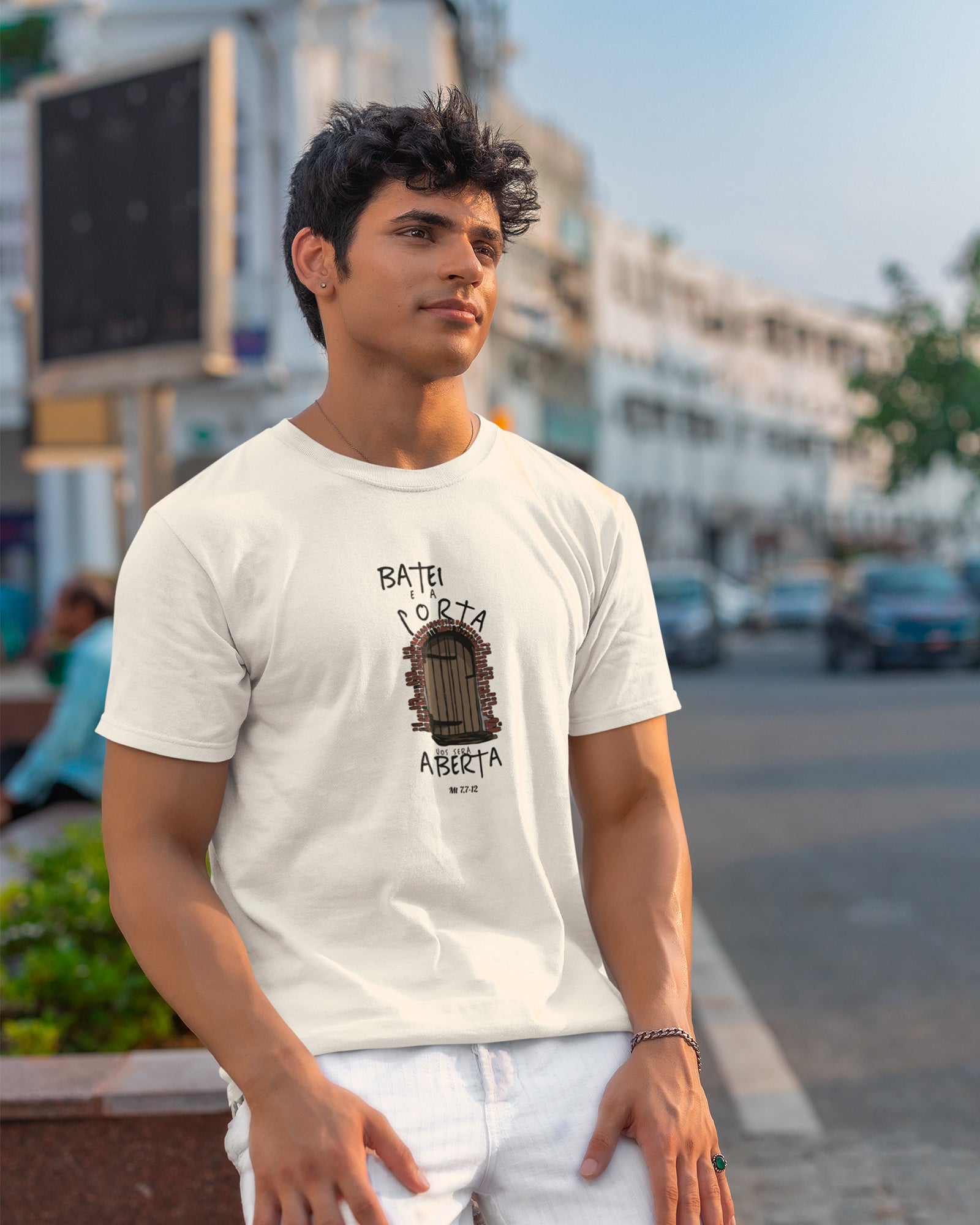 Camiseta de Algodão Batei E A Porta Vos Será Aberta