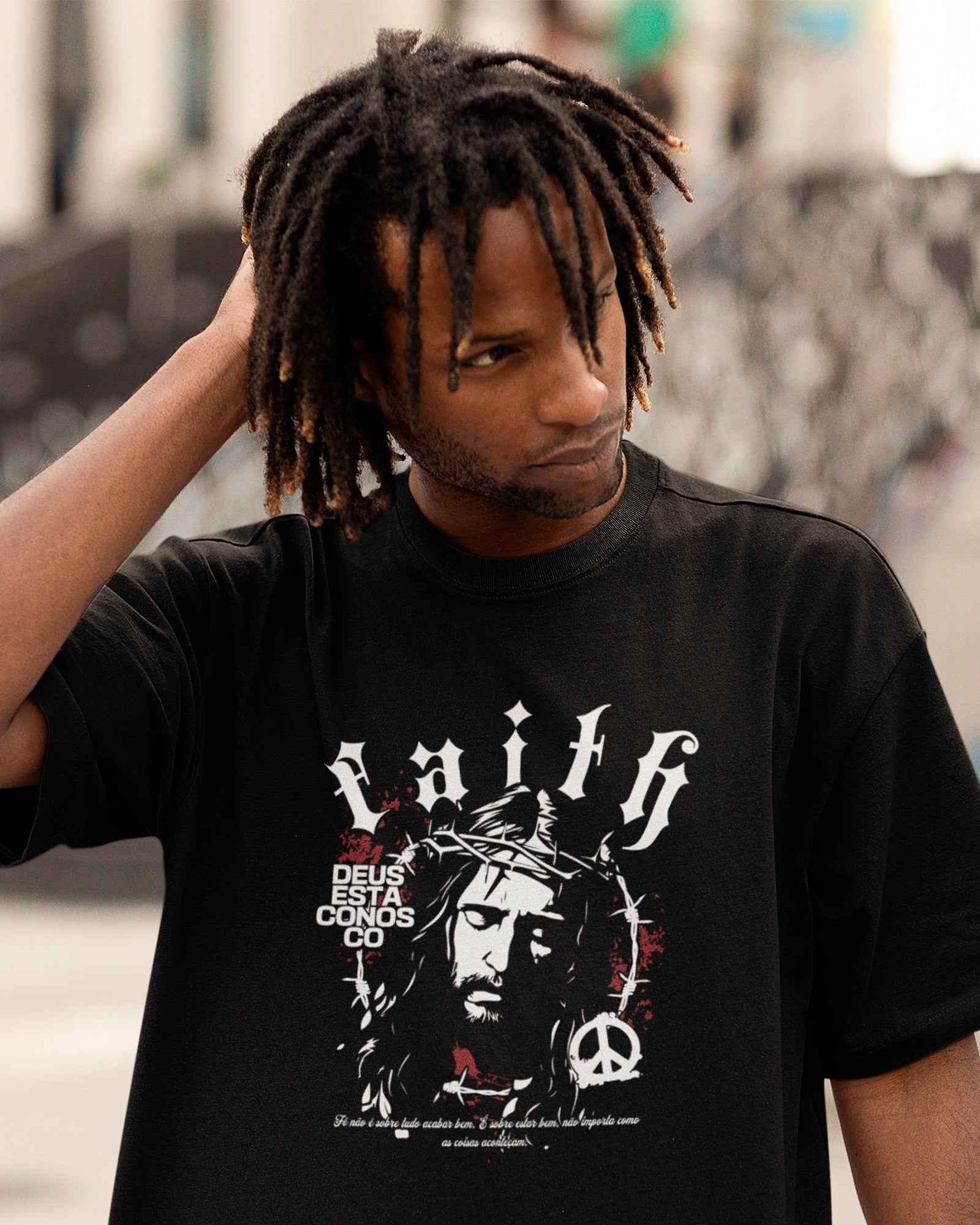 Camiseta de Algodão Deus Esta Conosco