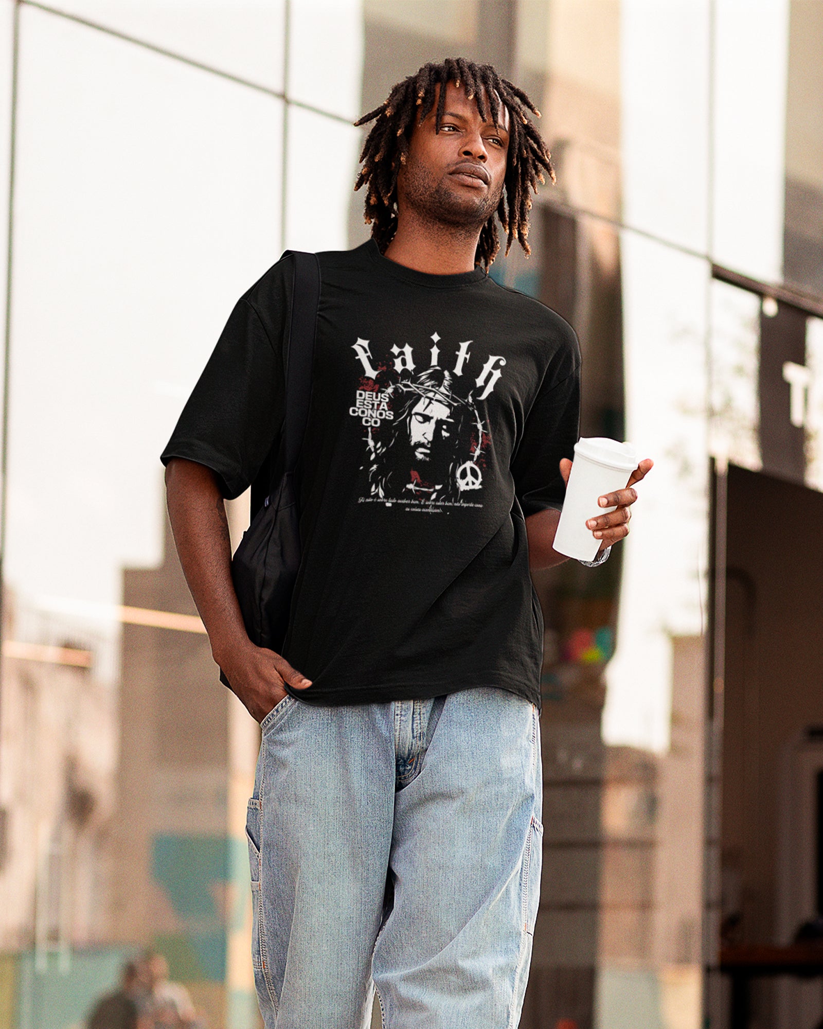 Camiseta de Algodão Deus Esta Conosco