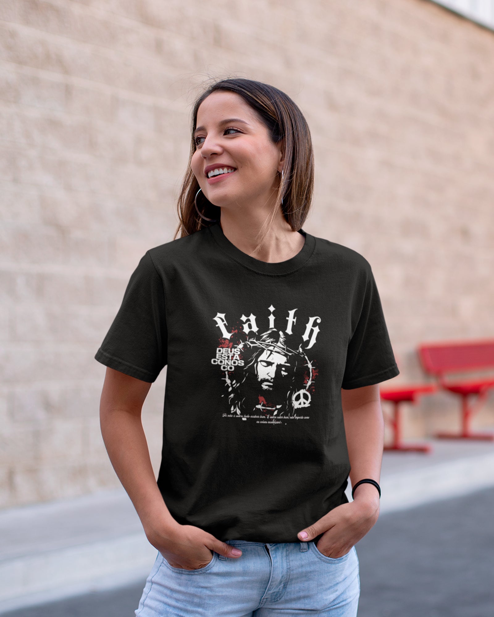 Camiseta de Algodão Deus Esta Conosco