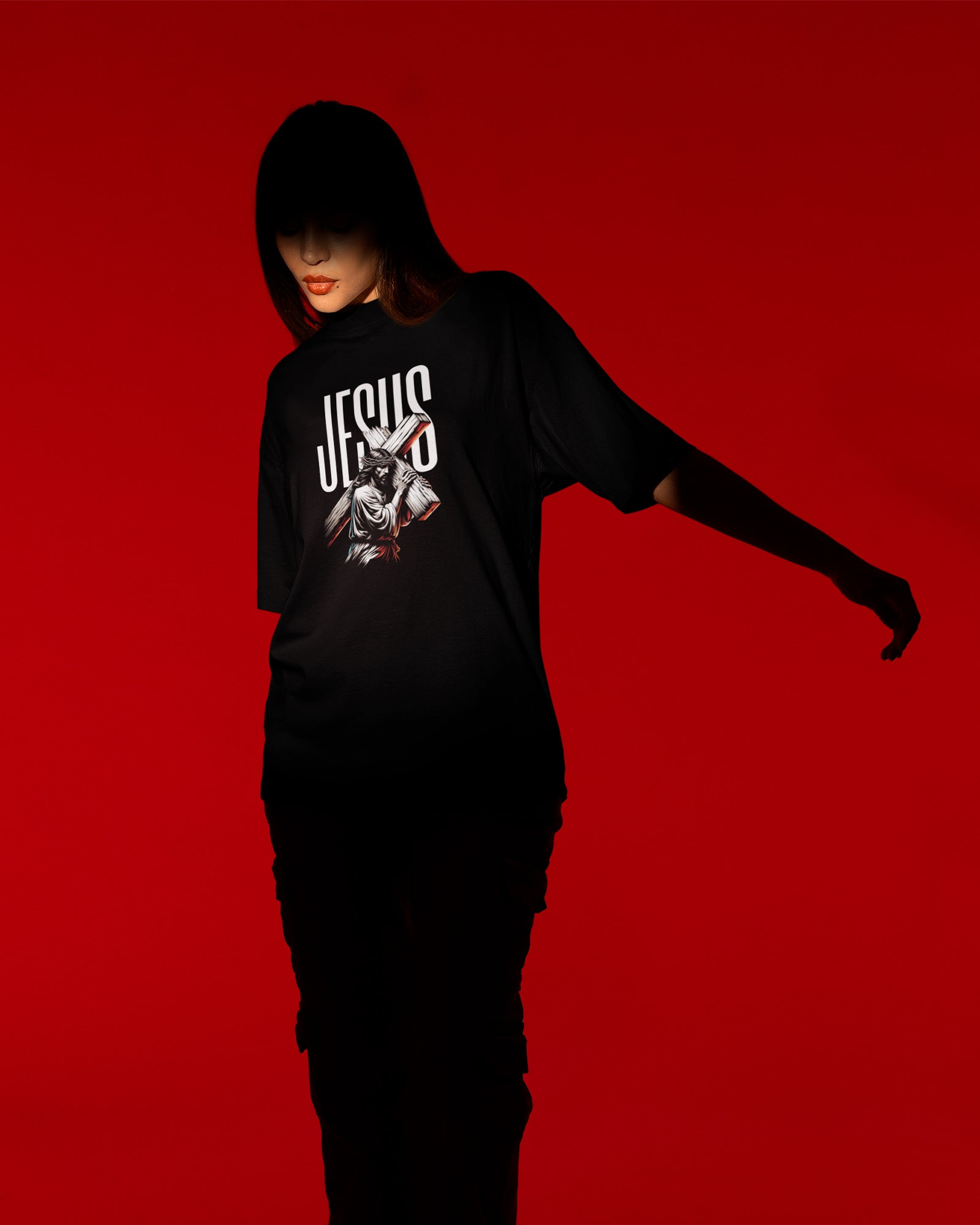 Camiseta de Algodão Carregou A Cruz Por Nós