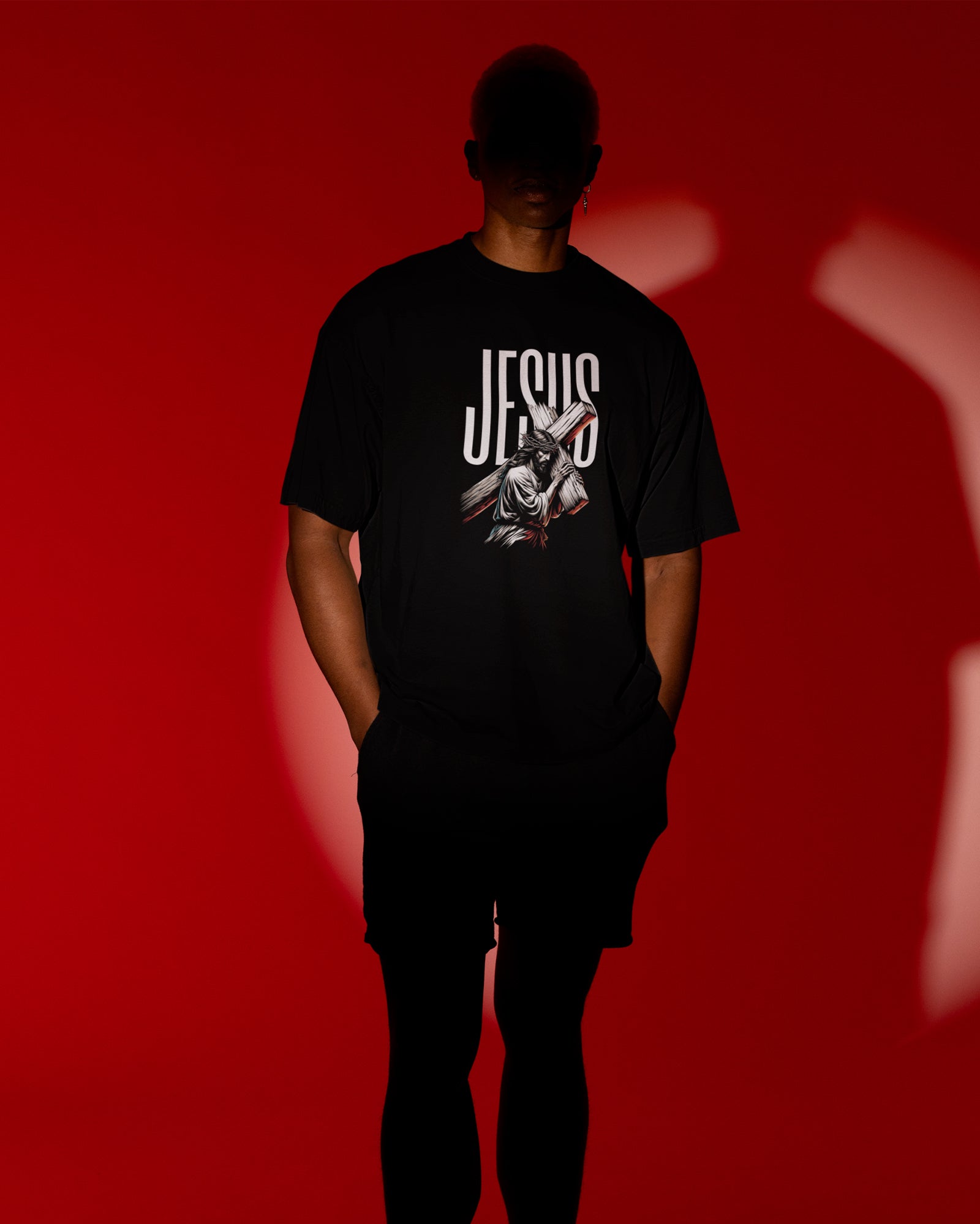 Camiseta de Algodão Carregou A Cruz Por Nós